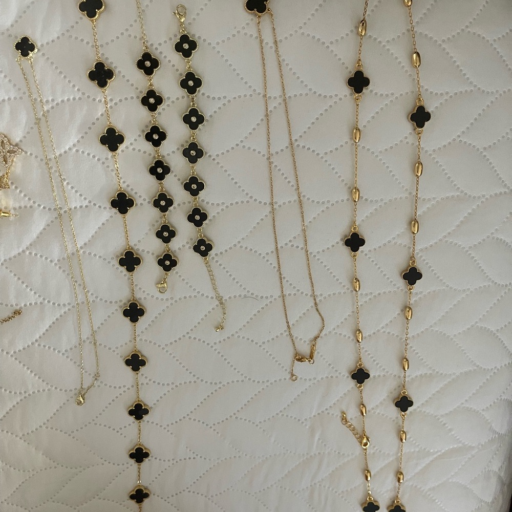 Elegant Black and Gold Floral Necklace - Picture 3 of 16